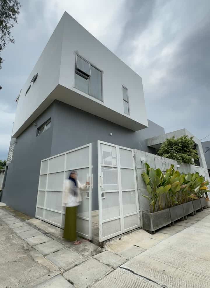 mencoba mengimplementasikan materi O!Class - Level Up Your Aesthetic Photo Game oleh kak Dhani Effendi. semua foto disini menggunakan iphone, tripod dan remote, serta menyalakan grid. 

-slide1 fasad diambil siang hari ketika akan turun hujan. disini bermain long exposure, sehingga foto orang blur dan langit seperti lukisan. tanpa filter. lensa wide 0,5. 

-slide 2 area tangga, bermain long exposure, komposisi, menaikkan exposure dan menggunakan 25% filter vivid (bawaan iphone) 

-slide 3 living room, bermain long exposure, menaikkan exposure, foto orang berkegiatan dengan outfit warna senada (tidak mencolok) dengan besaran hanya sekitar tidak lebih dari 30%, rule of third, filter vivid 25%

- slide 4living room, menaikkan exposure, bermain komposisi, filter vivid 25%

-slide 5 living room, bermain komposisi, menaikkan exposure, tanpa filter.

-slide 6 study, mencoba estetik hanya menggunakan cahaya tambahan tanpa cahaya alami, pov di ipad, menurunkan eksposure, menyalakan semua sumber cahaya yang ada, tanpa filter.

#OClassPhotography #AestheticRoom #Aesthetic #Tropical #modern #industrial #bintaro #RumahSemak