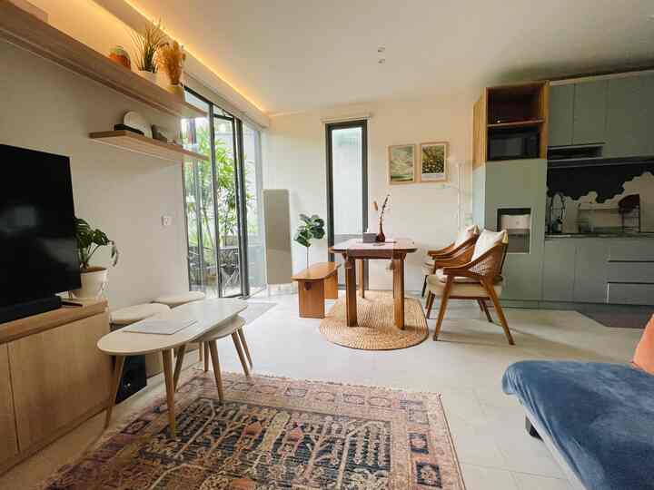 Jendela besar di rumahku banyak, tapi ini yang jadi favorit karena dari jendela2 ini bisa masuk cahaya ke dapur, ruang makan, dan ruang tv. Agar terlihat clean dan estetik di rumah mungil seperti monokuro house, gunakan korden yang minimalis saja seperti vertical blind, yang mudah di gulung. Atau mungkin wooden blind atau romand blind apabila ingin variasi yang lebih unik. Tapi kalau untuk rumah yang besar dengan jendela yang lebih besar lagi, korden vintage juga pastinya bagus. #PencahayaanAlami #BrightHouse #NaturalLighting 