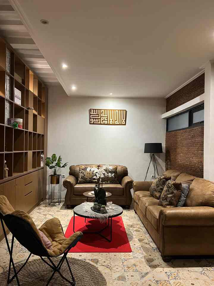 Menurutku pemilihan warna lampu yang tepat akan membuat konsep rumah makin nyaman...
Maka dari itu pastikan untuk menggunakan warna terbaik sesuai tema rumah kita 💕

Dengan tema industrial di rumahku,,ide lighting yang aku gunakan itu adalah warm white dan lampu kuning.

Pemakaian warna ini akan memberikan nuansa industrial semakin kuat disetiap ruangan.

Semoga bisa jadi inspirasi yah ☺️☺️☺️

#rumahindustrial
#rumahyuqibam
#HomeLighting
#InspirasiLampu
#LightingDesign