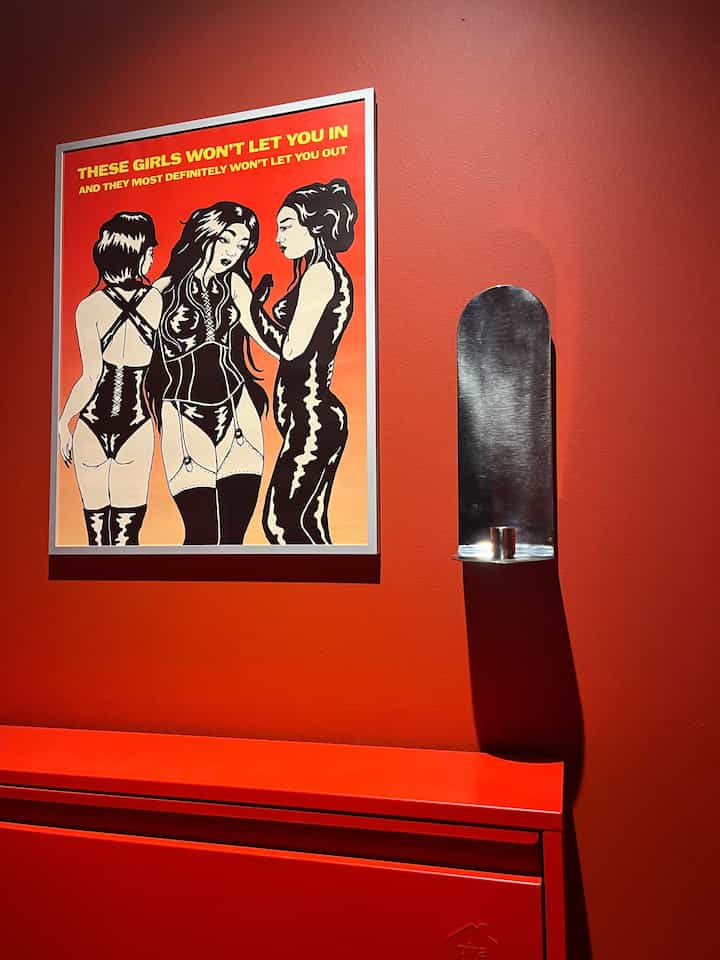 Membeli tempat lilin untuk pintu masuk kecilku.... itu memberikan gaya Gotik Victoria bertemu dekadensi tahun 1970-an. Seni dibuat oleh teman saya Ula Zuhra yang tak ada bandingannya

  #entryway #candleholder #sconce