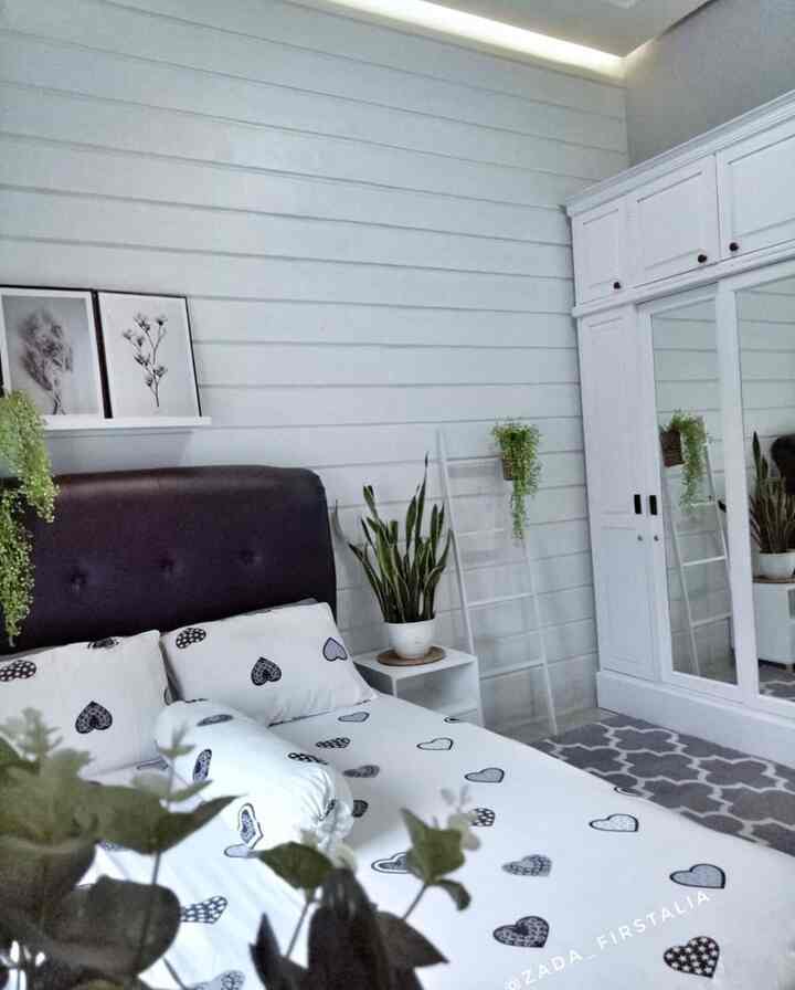 Di rumah pertama kami (Rumah yang kami huni) di dominasi dengan warna putih, mengapa kami memilih warna putih?Karena menurut kami, ruangan yang tidak terlalu luas bisa terkesan luas dan bersih.
Supaya tidak terlalu monoton/pucat, kami memilih furniture warna hitam atau abu-abu.
selain biar ruangan jadi lebih hidup, warna ini juga matching dipadukan dengan warna putih.
Nah agar lebih segar kami menambahkan bunga artificial maupun bunga asli di tiap ruangan.
#BringColorsToMyHome
#HomeColorPallete
#PaletWarnaRumah
#CatDiRumahku
#BlacknWhite
#rumahpedesaan 