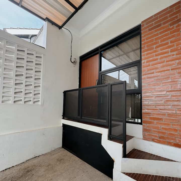 Space kosong di bawah tangga ini kita fungsikan untuk menyimpan barang yang jarang kita gunakan

#stairs #minimalist #jabar #rumahmungil #RumahImpian #livewithkids #industrial