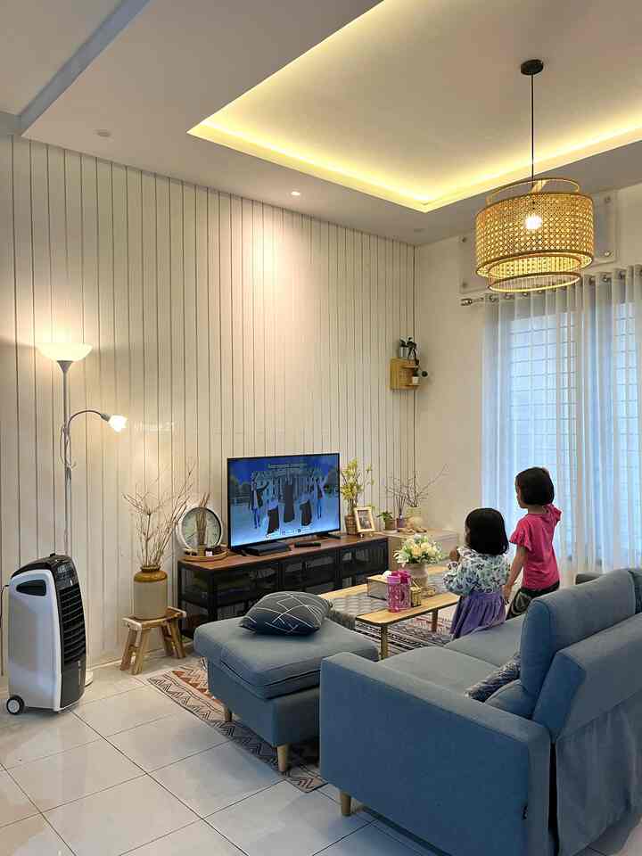 Lighting Inspiration✨

Di ruang tamu ini ada beberapa jenis lighting :
• Lampu plafon downlight cool light
• Lampu Sorot Spotlight kuning
• Standing Lamp warm white
• Lampu Gantung warm white
• Indirect lighting (lampu strip) warm white

- Kami memilih lampu warm white karna ingin menciptakan ambiance yg syahdu dan tenang. 
- lampu strip sebagai lampu dekoratif yg memberikan kesan mewah dan cantik. 
- lampu sorot untuk menyoroti area tertentu seperti item dekoratif yang ada di ruang tamu ini
- standing lamp untuk memberikan pencahayaan tambahan.

Semoga menginspirasi 🫶🏻✨


#HomeLighting
#InspirasiLampu
#LightingDesign
#livewithkids
#scandinavian
#bohemian

