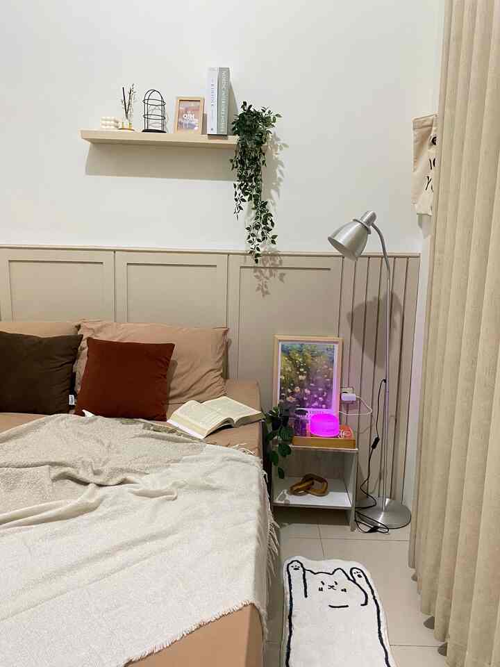 Pencahayaan merupakan salah satu elemen yang mampu membuat ruangan menjadi lebih estetik. Di ruangan ini, aku menggunakan 3 pencahayaan yang berbeda tergantung ambience yg diinginkan. Di slide pertama, aku mengandalkan pencahayaan lampu putih yang biasanya digunakan saat bermain ponsel atau sekedar menonton film di laptop. Di slide ke dua, aku menggunakan lampu dari diffuser jika ingin menciptakan suasana yg lebih relax sekaligus menghirup wewangian dari aroma terapi. Dan pada slide terakhir, aku hanya mengandalkan lampu tidur yang bercahaya warm untuk menciptakan suasana hangat dan membuat tidur lebih nyaman karna lampu yang cenderung lebih redup sehingga tidak terlalu mengganggu.
#HomeLighting #InspirasiLampu #LightingDesain
