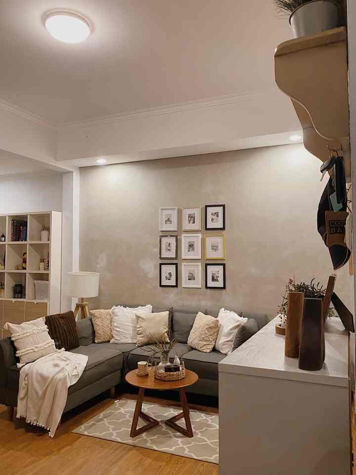Lighting di area living room ada beberapa jenis, untuk memberikan fungsi dan juga vibes yang berbeda. Yang pertama adalah lampu plafon di tengah ruangan sebagai general lighting, fungsinya untuk memberikan penerangan yang merata ke seluruh ruangan. Yang kedua adalah accent lighting berupa 2 buah lampu downlight di drop ceiling, yang mengarah ke dinding backdrop sofa, sebagai focal point ruangan. Yang terakhir adalah lampu lantai yang posisinya rendah, untuk memberikan suasana yang lebih hangat. Ketiganya bisa dinyalakan bersamaan maupun bergantian sesuai kebutuhan. #HomeLighting #InspirasiLampu #LightingDesign