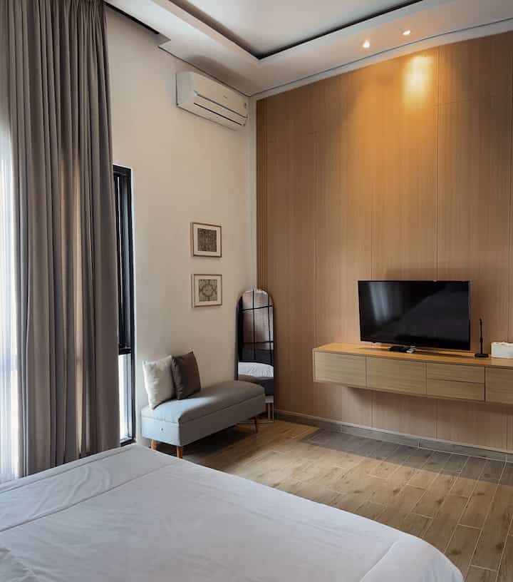 Kamar utama casa de kath dengan tema Japandi dan minimalis, nuansa kayu dan hijau pada kamar untuk menciptakan suasana teduh dan hangat #bedroomInspo #kamartidur #kamarutama #bedroomstyling #minimalis