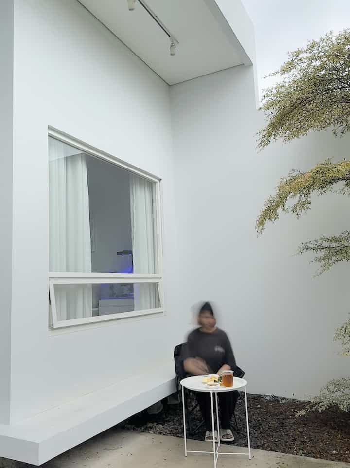 Terrace Vibes after Rain 
-
Pagi hari setelah hujan mencoba romanticizing diteras dengan menikmati pecel ( sayur ) dan es teh dengan nuansa alam yang syahdu 


#angkahouse #terrace #rumahpribadi #jawatengan #homedecor #minimalist #bauhaus #rumahputih #72m2 #minispace