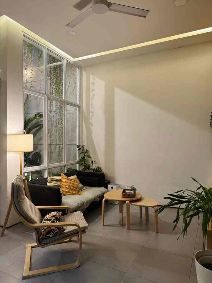 Jangan pernah nyalakan lampu terang jika ingin ruanganmu estetik di malam hari. 

Iya warna lampu bisa banget mempengaruhi mood dan vibes di ruangan rumah kamu. Pilih warna warm white yang bisa buat kamu relax dan nyaman. Jadi biarkan lampu ceiling, standing lamp, atau bahkan cahaya lampu dari taman menemani malammu! 

Good nite O! People ✨

#HomeLighting #InspirasiLampu #LightingDesign #RumahSemak #LivingRoom #LivingRoomDecor #NightMode 

