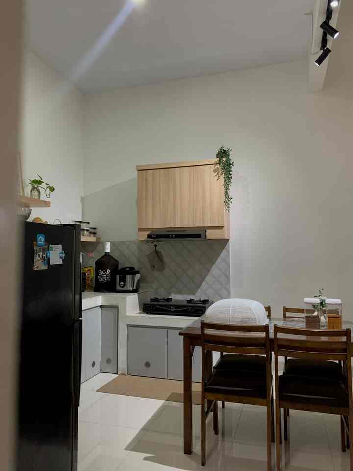 Aku menggunakan lampu cool white untuk kitchen dan dining area. Terdiri dari lampu ceiling di atas dapur dan track light di atas meja makan yang dipasang seri. Track light memiliki 3 lampu yang menyorot ke meja dapur dan meja makan. Pada malam hari jika tidak ada aktivitas di dapur, aku hanya menyalakan lampu led strip yang terpasang di bagian bawah kabinet dapur. Warnanya yang warm membuat ruangan serasa hangat dan estetik.

#HomeLighting #InspirasiLampu #LightingDesign #minimalist #decorlowbudget #rumahminimalis #kitchenstyling #kitchenideas