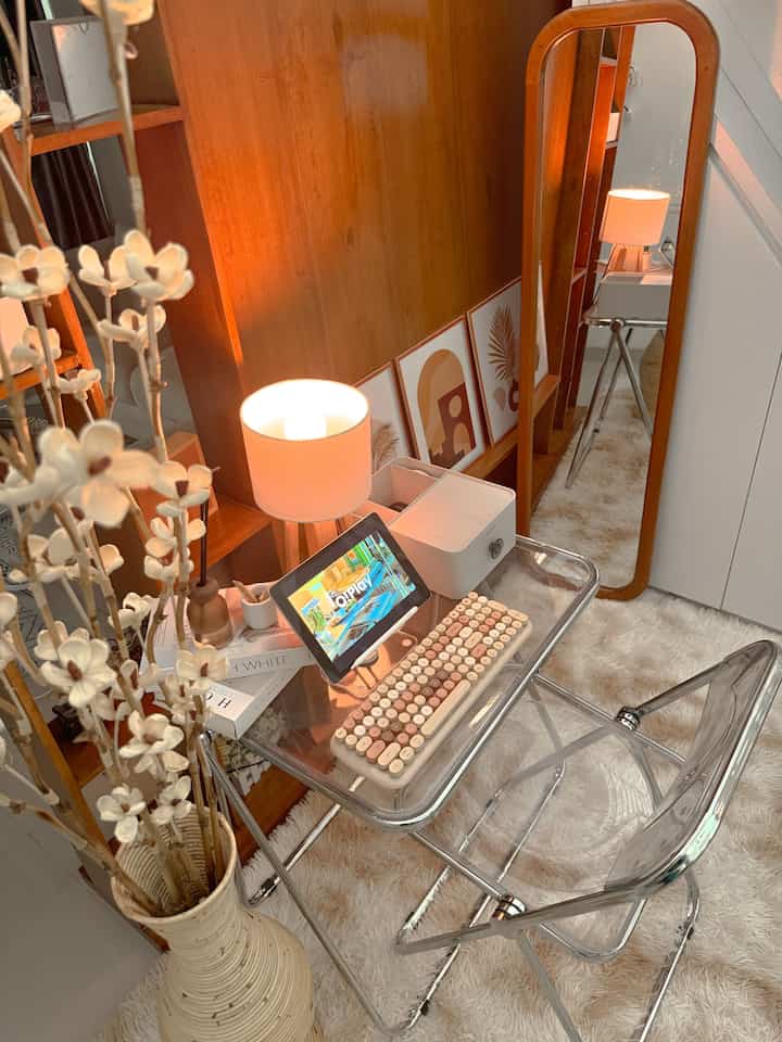 Lighting for workspace ✨💫

Di ruang kerja yang mungil ini saya menggunakan pencahayaan dari bohlam lampu smart led light bulb dan led tempel 

Yas! Saya menggunakan ini karena jika saya bekerja biasanya saya membutuhkan musik untuk bekerja supaya lebih semangat, dan smart bulb ini akan berganti ganti warna sesuai ritme musik yang saya dengarkan, dengan berganti ganti nya warna akan membuat tidak mudah bosan saat bekerja, 
Karena lampu ini memiliki 16 juta pilihan warna sehingga gak gampang bosan dan lebih produktive 🤍✨

#HomeLighting
#InspirasiLampu
#LightingDesign
#Workspace
#RuangKerja
#HomeInspo

