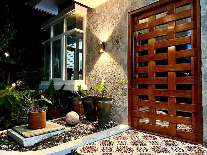 Lighting sangat mempengaruhi looks rumah ,kami memilih perpaduan cahaya warm dan cool , dengan instalasi yang sesederhana mungkin . 

Untuk area out door kami memilih lampu tanam di dinding dan lampu di plafon dengan warna warm .
kemudian untuk area samping dipilih lampu dengan warna cool , sengaja dipilih agar lebih terang, karena area ini pas bersebelahan dengan area taman terbuka yang cukup luas dan menghindari binatang-binatang yang tidak diinginkan masuk kearea ini.

Untuk indoor, ruang tamu dipilih lampu kristal gantung dengan 3 warna yg dapat diatur dari saklar .. ada warm agar suasananya hangat (slide 3), ada coool  jika butuh sinar yang terang (slide 5), atau perpaduan keduanya (slide 4).

Per lightingan dirumah kami sengaja dipilih yang simple simple agar tidak perlu teknisi khusus untuk menginstal atau jika perlu perbaikan. 
#homelighting
#inspirasilampu
#lightingdesain