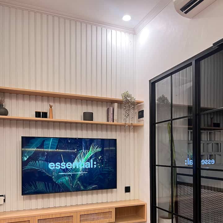 Setiap ruangan kami selalu sediakan lampu warm white dan cool white agar bisa disesuaikan dengan kebutuhan. Biasanya di bagian tengah plafon kami berikan lampu cool white dan bagian pinggir plafon kami berikan lambu warm white. 2 warna ini menciptakan ambiancenya masing - masing 🤍🤍


#HomeLighting
#InspirasiLampu
#LightingDesign
#livingroom
#designlivingroom
#workspace
#homeoffice
#japandi
#industrial