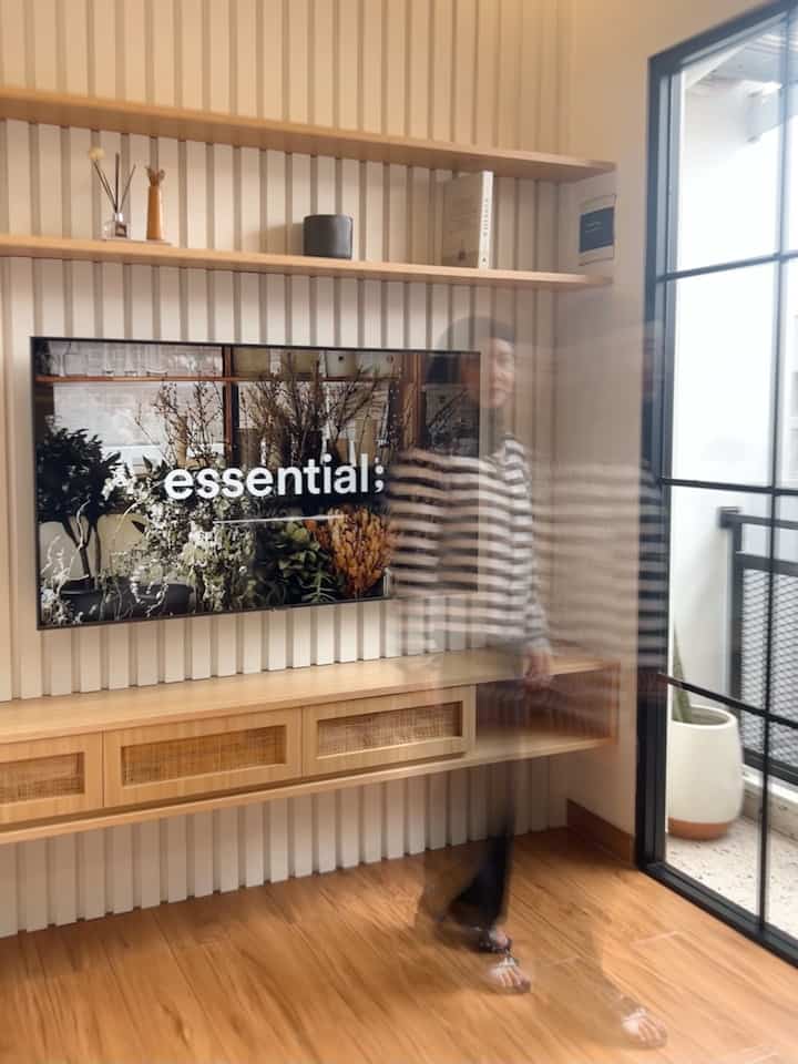 Pemilihan lampu warm white di ruangan menciptakan suasana menjadi lebih hangat.. 
ditambah dengan furniture yang mendukung seperti hpl motif kayu dan lantai granit kayu menjadikan suasana Japandi lebih terasa.

#designjapandi
#livingroom
#designlivigroom
#pintualuminium
#designruangtv
#kabinettv
#backdroptv