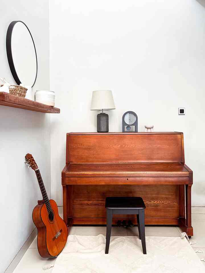 Area Bermain Musik.

Bermain musik di rumah adalah salah satu cara kami mengisi waktu bersama saat weekend.
Di sudut ruang makan ada sebuah piano klasik dan gitar akustik.Penataan area ini bernuansa klasik,simpel dan lapang.Sirkulasi udara juga langsung dari pintu taman.Cahaya pagi sore biasanya membias di dinding dekat piano.

#musicroomdecor
#brighthouse
#naturalLighting
#favoritcorner
#vintage