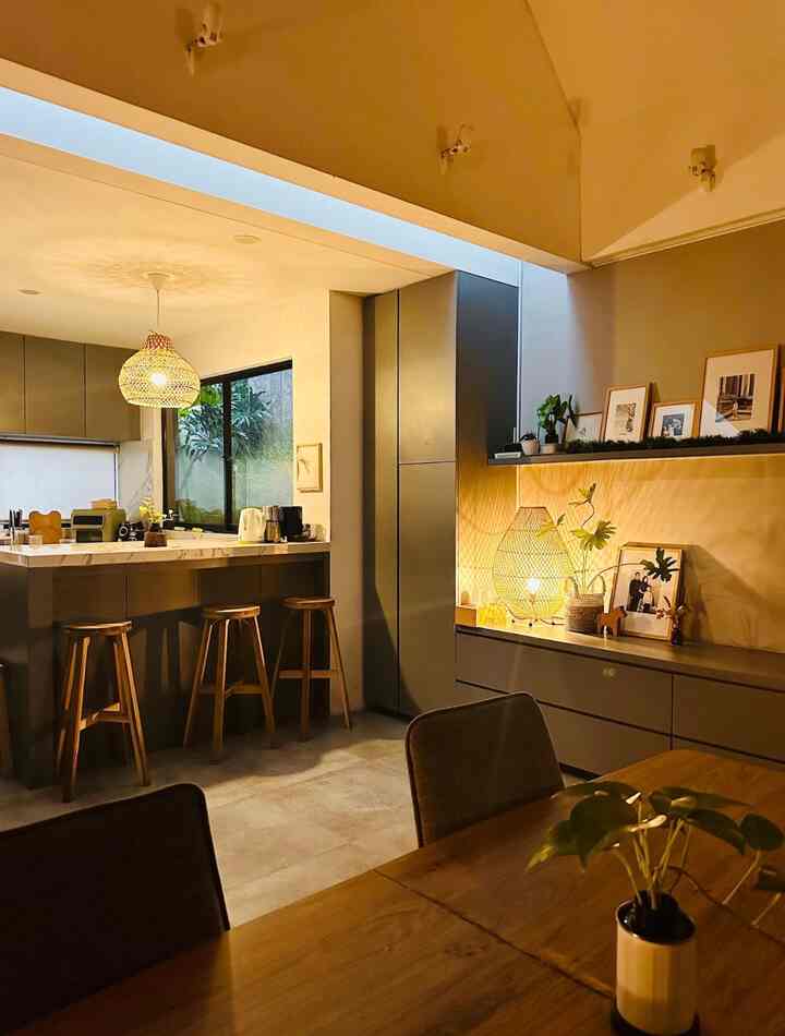 • LIGHTING •
Kali ini aku akan share mengenai lighting di RFL House terutama lighting tambahan yang aku gunakan agar ruangan terasa lebih hangat dan aesthetic. Tips untuk membuat ruangan lebih homy, warm, dan aesthetic adalah dengan menggunakan beberapa jenis table lamp dengan lampu warm white. Disini aku akan spill lampu2 tambahan yang aku gunakan di rumah agar ruangan terasa lebih homy dan aesthetic. Semoga bermanfaat 😁
#HomeLighting #InspirasiLampu #LightingDesign #scandinavianhouse #aesthetic #lighting #aestheticlamp 