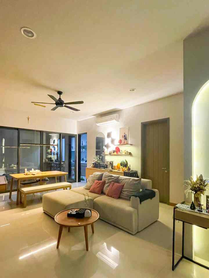 Aksen lampu di living room #DaYsHome menggunkan lampu warm tone yg kuning. Ini dikarenakan kami mau menciptakan suasana hangat terutama di malam hari. Sedangkan lampu utama menggunakan smart light bardi yang bisa diatur warna dan intensitas keterangannya. Kalau kami bisa mengulang waktu sepertinya sih kami akn fokus bagaimana bisa punya lighting placement yg lebih tersebar lagi tanpa harus menggunakan lampu utama. Kalau ada budget lebih, boleh banget coba konsultasi dengan lighting consultant loh.

#HomeLighting #InspirasiLampu #LightingDesign #BSD #RumahCluster #LivingRoom #Japandi #ruangtamu