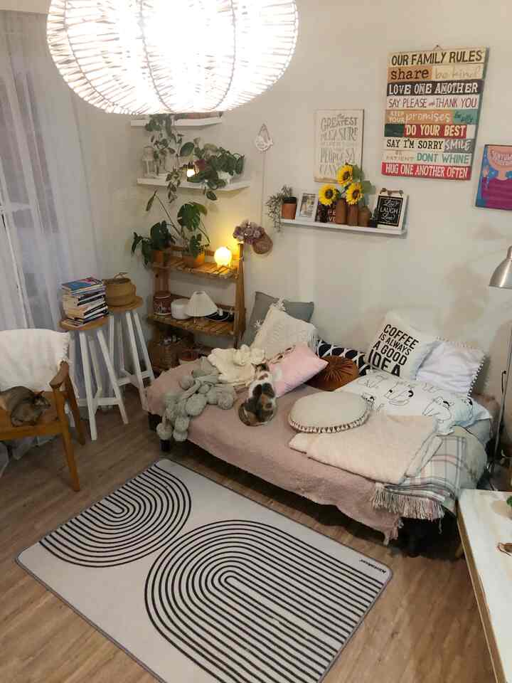 ruangan ini menggunakan smart wifi bulbs untuk beberapa lightingnya, jadi bisa diatur dari smartphone seperti apa intensitas atau jenis cahaya. Kalau banyak kerjaan, blas terang. Kalau mau leyeh leyeh, diadjust sesuai kebutuhan. Bisa temaram temaram romantis juga 🥰 Hemat energi juga, karena bisa dischedule on dan off nya. ☺️


#HomeLighting #InspirasiLampu #LightingDesign #bohoscandi #decorlowbudget #cozyhome