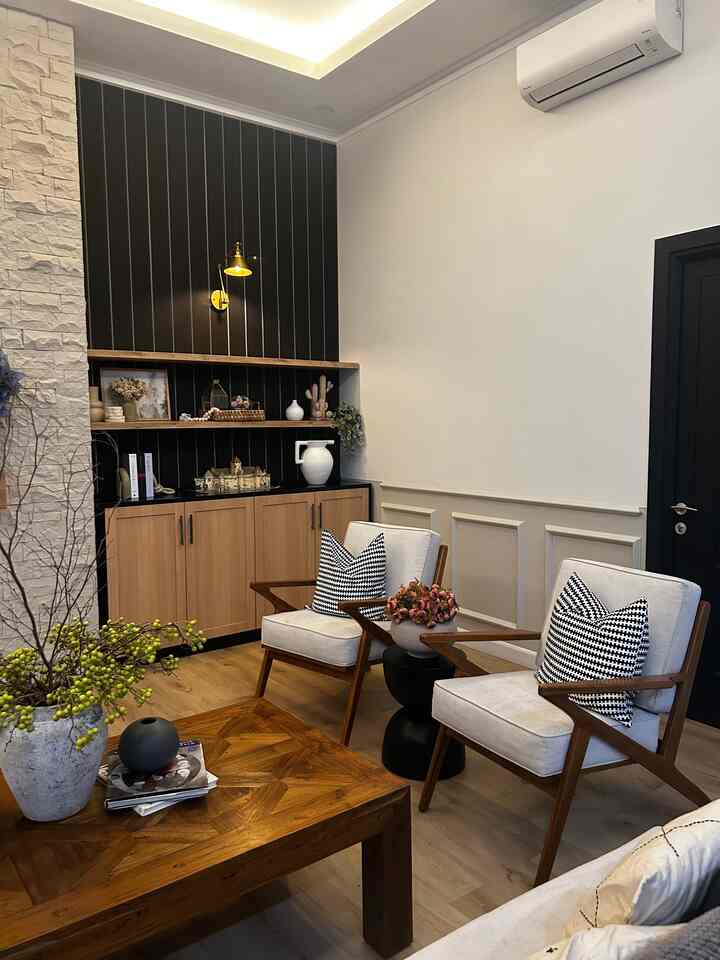 Halo tetangga online.. 

Libur panjang 4 hari pada kemana nih? kami gak kemana2.. kami ngariung aja di ruangan ini.. di sini aku memang pake unsur warna hitam supaya lebih stand out, awalnya warna2 kalem gitu.. taunya pas diaplikasikan jadinya pucet 🤭.. kalau kalian tipe bold atau tipe kalem nih?

#livingroom
#livingroomdecoration
#livingroominspiration
#ruangkeluarga
#interiordesain
#desainrumah
#Rumahcantik
