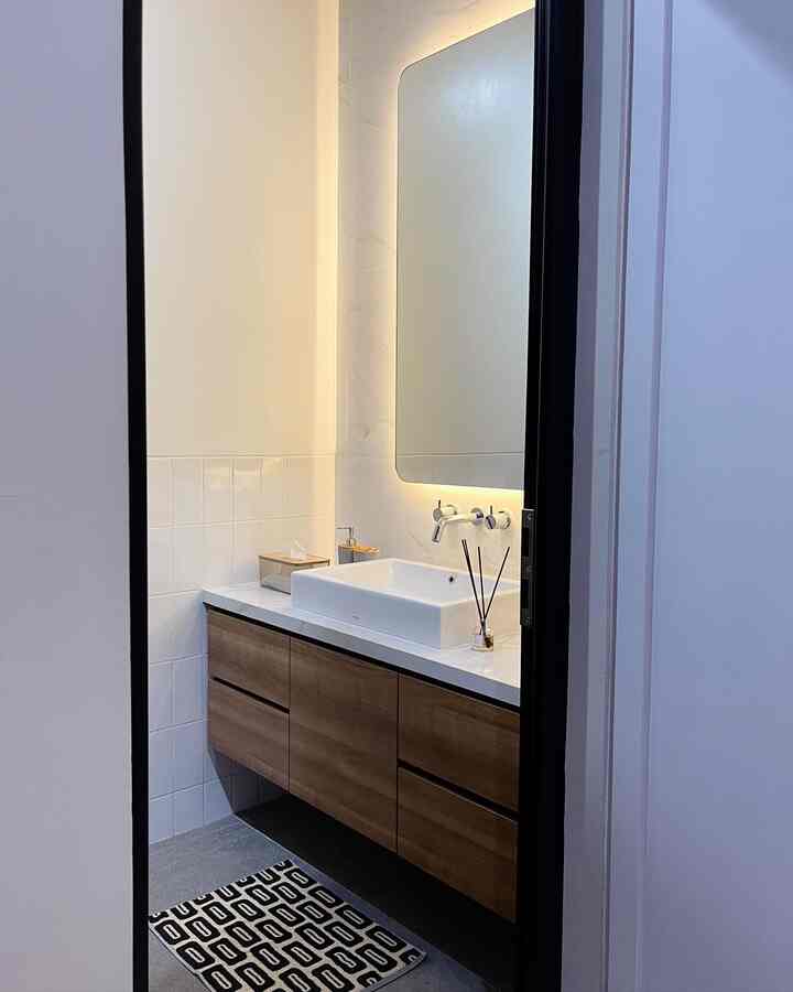Kamar mandi kecil tapi pas buat ku mandi & skincare-an 🧴🧼 Tetep dgn color palette ala dirumah.43 yaitu grey-wood-white hihi 

#kamarmandi
#bathroom
#rumahcluster
#rumahdeveloper
#dirumah43 
#bandung #cimahi #kamartidur