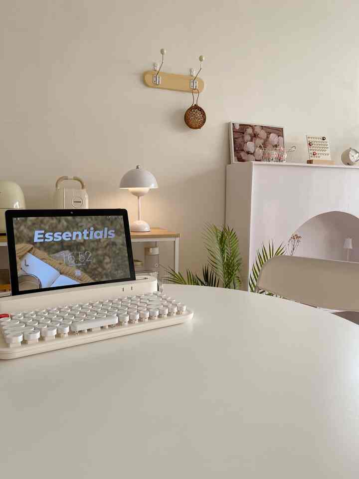 Lampu dirumah 
Lighting salah satu faktor yang mempengaruh suasana ruangan rumah aku memilih lampu yg warm biar memberi kesan hangat pada ruangan
Design lampu yg aku pilih tentunya yang bergaya korean style lampu kuncup namanya selain buat penerangan juga bisa buat dekorasi rumah 

#homelighting
#inspirasilampu
#lightingdesign 
#koreanhouse
#minimalis
#lampukorea