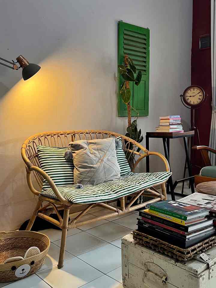 Lampu ini aq tempatkan di ruang tamu.
Sengaja memilih model lampu ini karna cocok utk ruanganku yg bergaya eclectic. Bentuk dan detail lampu ini bergaya industrial dengan warnanya yg khas grey. 

Bentuknya yg simple namun berkarakter membuat lampu ini fleksible di taruh pada segala ruangan.

Warm, cozy, juga humble selalu ingin aq presentasikan pada ruang tamu ini, jadinya warna warm pd lampu membikin ruangan makin santai juga tenang.

#Homelighting #inspirasilampu #lightingdesign #cibubur #bogor #rumahsederhana #rumahminimalis #rumahkecil #eclectic #vintage #vintagestyle #livingroomidea