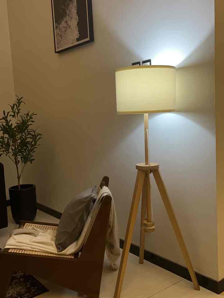 

Standing lamp dari ikea dengan warna white warm ini yang menerangin sepanjang malam sampai menjelang pagi di area living room. 


#HomeLigthing
#InspirasiLampu
#LigthingDesign
#midcenturymodern
#decorlowbudget
#tangsel