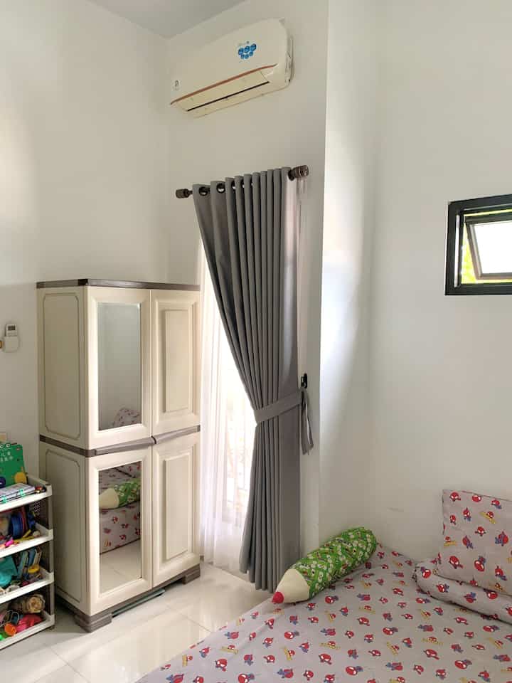 Kamar tidur 2 boys si 5 dan 4 tahun.

Kamar bocil yang langsung menghadap taman ini terdiri dari 2 jendela. Tanaman juntai yang menutupi jendela kecil membuat kamar ini makin adem. Aku dan suami berencana desain ulang kamar mereka dengan tempat tidur tingkat sehingga punya space untuk meja belajar. Cat ulang dinding karena banyak coretan si tangan mungil. InsyaAllah segera ya tetangga online, aamiin

#bedroom #kidsbedroom #livewithkids #kamartidursimpel #minimalist #homedecor #decorlowbudget