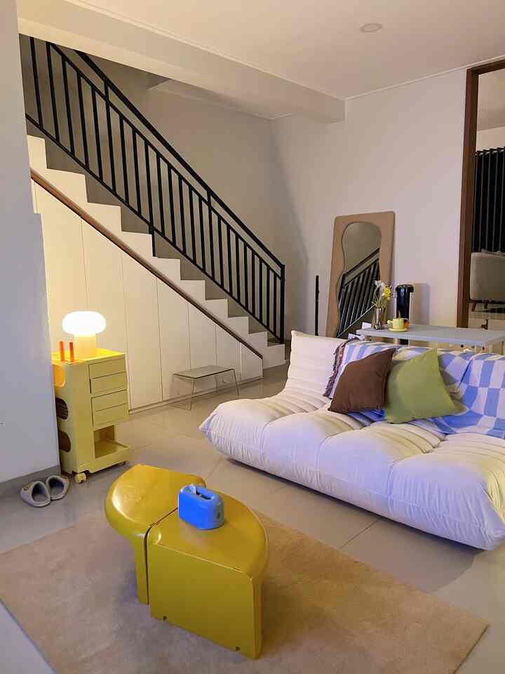 aku meletakkan beberapa lampu dirumahku, salah satunya lampu IKEA DEJSA dipojok ruangan, diatas trolley berwarna kuning.
aku memilih bola lampu berwarna warm white agar memberikan kesan homey di living room
#HomeLighting #InspirasiLampu #nightvibes #LightingDesign #lampuestetik #genzhaus #postmodern #hazealnut