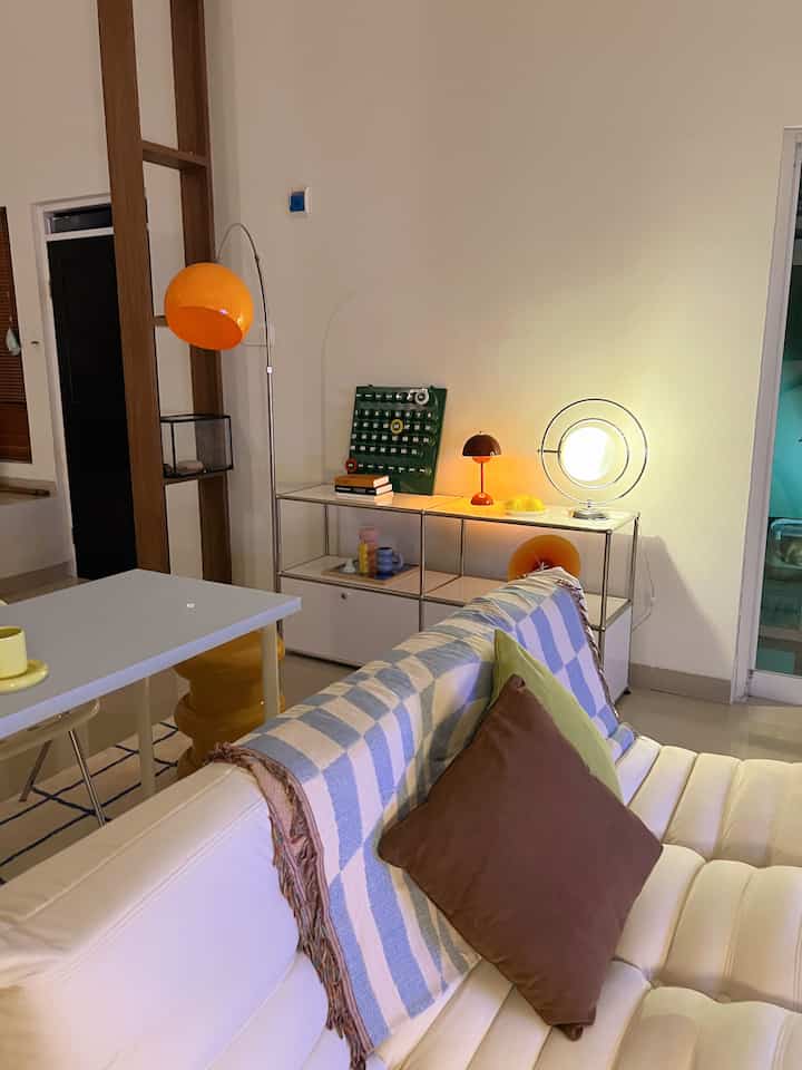 malam hari di rumah gen z 💤 #HomeLighting #InspirasiLampu #nightvibes #LightingDesign #lampuestetik #genzhaus #postmodern #hazealnut #livingroom 