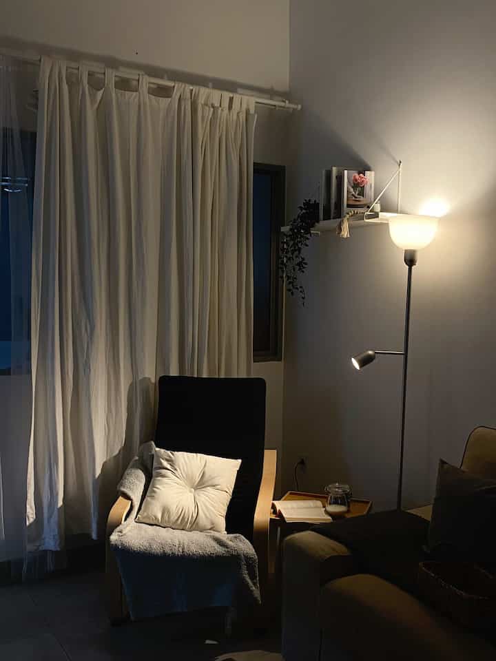 Lighting living room✨

living room ini memiliki ceiling yang tinggi, berukuran 5meter, pemilihan lampu gantung juga jadi pilihan karna bisa menjadikan ruangan lebih hangat. kita memilih varian lampu yang warm white, agar terkesan homey,hangat,nyaman. 

kita juga memilih lampu lantai sebagai opsi lain setelah lampu gantung, jadi bisa memiliki 2look disatu ruangan.

#homelighting #inspirasilampu #lightingdesign #lightinghome #inspirasilighting #scandinavianhome #homebandung #bandung #inspirasirumah