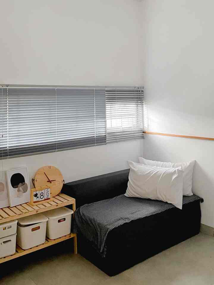 Second bedroom awhouse✨

kamar ini adalah kamar tamu, kita juga isi dengan kasur lipat bisa jadi sofa bed juga jadi ketika tidak ada tamu bisa jadi sofa, kadang dipakai juga untuk kerja. 

ruangan ini memiliki ukuran 2,5x3m, tidak terlalu luas memang. tapi cukup untuk diisi dengan dekorasi yang masih seadanya. kita juga pakai stand hanger untuk mengantung khusus jaket jaket.

semoga menginspirasi✨

#secondbedroom #bedroominspirasi #bedroominspo #kamartamu #inspirasikamarkecil #inspirasikamarmini 