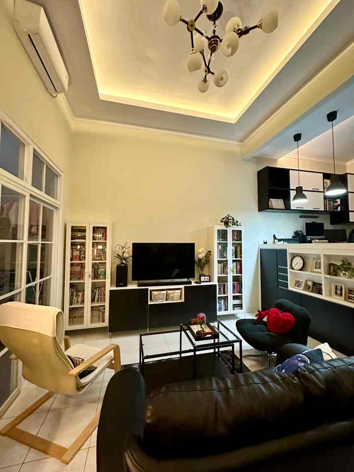 • Lighting di Himfari’s House •

Hello O!House friends, di living room yang bersebelahan dengan working room ini, selain lampu gantung besar yang terletak di tengah ruangan dan 4 buah lampu task lighting di setiap sudut, aku juga menggunakan indirect lighting berupa lampu stripe warna kuning pada drop ceiling untuk memunculkan relaxing mood. Lampu ini biasanya aku nyalakan di malam hari setelah anak-anak tidur dan aku ingin menikmati malam yang tenang.

Dua lampu gantung di sisi kanan merupakan task lighting untuk membaca/ belajar/ bekerja dengan laptop (lampu ini masuk ke area working room). Di working room juga aku beri space untuk indirect lighting sebagai pemanis.

Lampu hias mawar Beauty and The Beast ini aku beli waktu filmnya rilis di bioskop 😄 Meskipun kecil, lampu ini bisa juga lho mempercantik ruangan. Gimana menurut kalian? 

#HomeLighting
#InspirasiLampu
#LightingDesign
#ModernHouse
#LivingRoom
#InteriorDesign