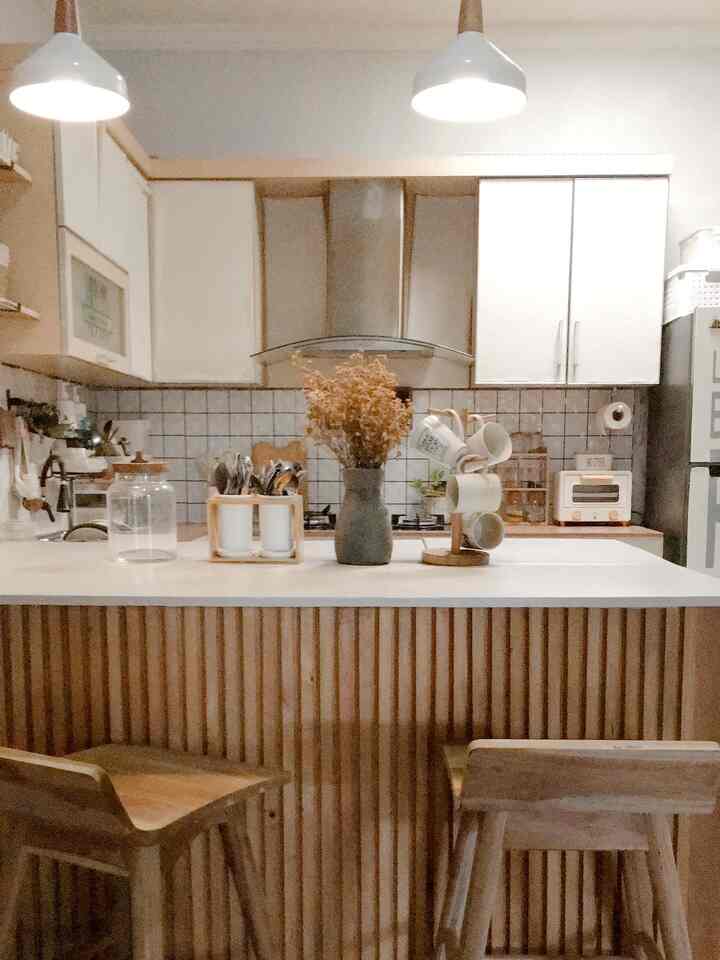 Home Lighting di area dinning room
Agar suasana warm n romantis, lampu area meja mini bar/ meja makan ini q pilih model retro dg wrn pencahayaan kuning susu.

Semoga menginspirasi

#HomeLighting
#InspirasiLampu
#LightingDesign
#DapurOpenSpace
#RoomInspo #DapurMinimalis #RuangMakan #HomeDekor #Scandinavian #JapandiStyle