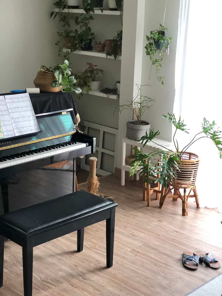 ruangan kerja multifungsi, menyeimbangkan kerja dan leyeh leyeh 😄. Terang kalau siang hingga sore karena bukaan pintu kaca yang lumayan besar. Tangga, lumayan jadi sarana olga tipis tipis. Tanaman masih menjadi kebutuhan, supaya mata adem 😄

#bohoscandi #decorlowbudget #plantmom #catlover #jakbar #cozyhome