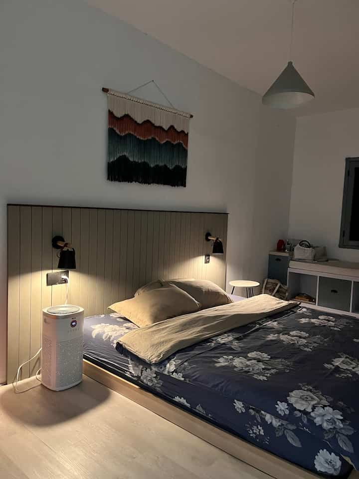 Lighting warm white di kamar utama..

Buat aku kamar itu harus dibuat senyaman mungkin. Dari penataannya yang jangan terlalu banyak barang, sprei dengan bahan yang lembut dan lampu gantung or dinding dengan cahaya warm white. 
Lighting remang” di kamar tuh bikin suasana lebih relaxing dan nyaman. Jadi istirahat kita akan maksimal.. Di kamar ini ada 2 lampu. 1 lampu di dinding wallbatten, 1 nya lampu gantung. 

#InspirasiLampu #LightingDesign #homelighting #homedecor #rumahvintage #rumahtua #pencahayaan #inspirasihome #lighting