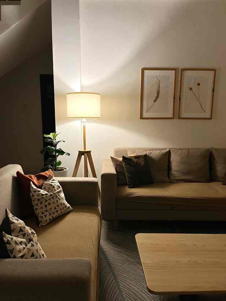 Menghadirkan suasana yang nyaman dimalam hari menurut kami sangat penting, dan hanya dengan beberapa lampu yang punya cahaya warm kami rasa sangat cukup untuk menciptakan suasana hangat dan romantis dirumah. 
#HomeLighting #InspirasiLampu #LightingDesign #lampuredup #homeinspiration