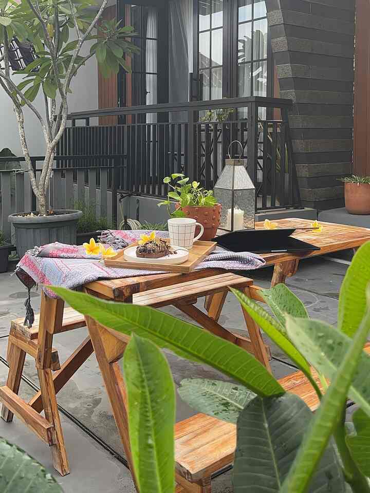 
Penempatan kursi jati lipat dan  tanaman hijau di sekililing balkon kedua rumah ini sebagai tempat ngopi kala pagi dan sore dengan ukuran luas lebih besar dari balkon pertama, udara yang sejuk kala pagi dan pemandangan matahari terbenam saat sore juga bisa di nikmati di balkon ini. 


#balkon
#balcony
#homedesign
#rumah
#midcenturymoder
#decorlowbudget
#tangsel
