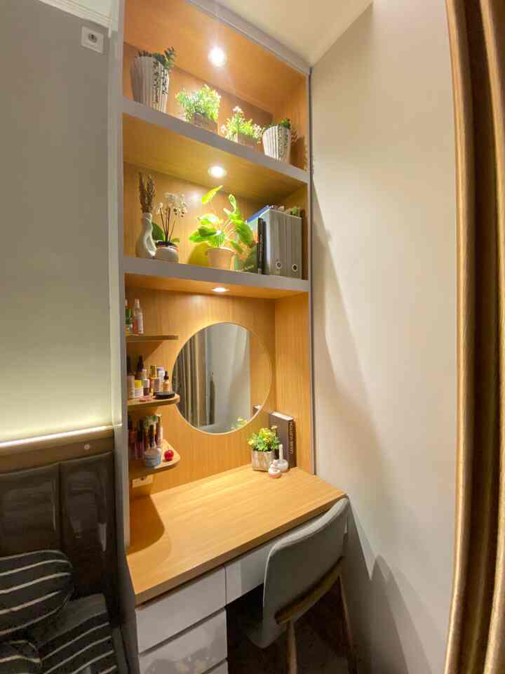 Lighting di area meja rias full cahaya dari lampu downlight yang terpasang di tiap kabinet.  

#HomeLighting
#InspirasiLampu
#LightingDesign
#MinimalistHome
#Minimalis
#Bandung
#RumahDeveloper
#LiveWithChild