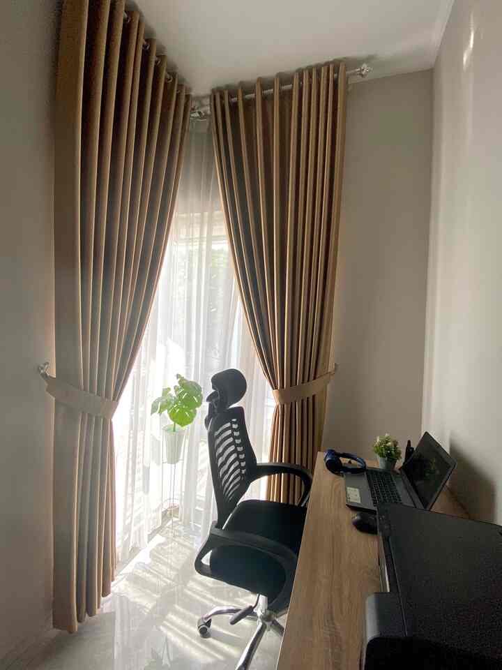 Ruang kerja minimalis berukuran 1,5 cm x 2,5 cm dengan jendela besar yang membuat ruangan bebas lampu saat siang hari.

Ruang kerja ini seringnya dipakai sama aku buat editing ataupun keperluan printing anak-anak, suami lebih senang bawa laptop di area dining room karena view langsung ke pool.

#RuangKerja
#InspirasiRuangKerja
#RuangKerjaMinimalis
#WorkingSpace