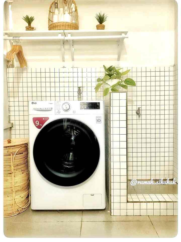 Ruangan yang suliit untuk seindah photonya. 
Yess .. inilah loundry room kami . 
Diruangan kecil berukuran 2x3, Loundry room ini merangkap tempat jemur  juga storage room ,tempat alat2 kebersihan,  area toilet kucing dan tempat meletakkan sebagian outdoor Ac ( kebayangkan fullnya 😁) 
#loundryroom
#storageroom
#ruanganmultifungsi
#ruangansempit
#ruangserbaguna

