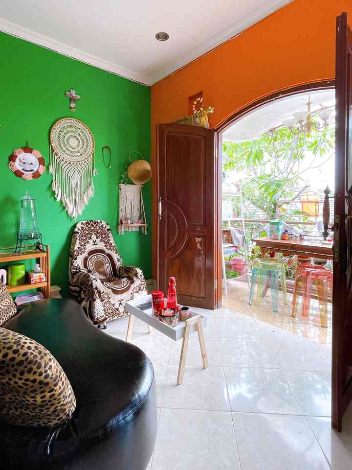 Ruang Balkon dan Ruang TV di #rumahmamipink .
Bergaya boho bohemian eclectic.
#ruangtv #tuangkeluarga #balcony #balkon #bohemian #eclectic #views #antique #mymamipink 