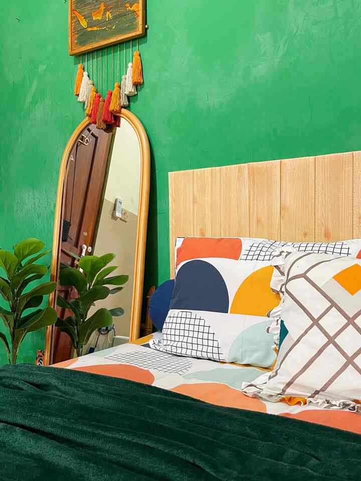 Kamar tidur utama di #rumahmamipink ini bergaya boho bohemian, ada juga yang menyebutnya seperti bungalow.
#masterbedroom #kamartidur #bohemian #eclectic #inspirasikamar #cerminrotan #tanamanartificial #mymamipink 