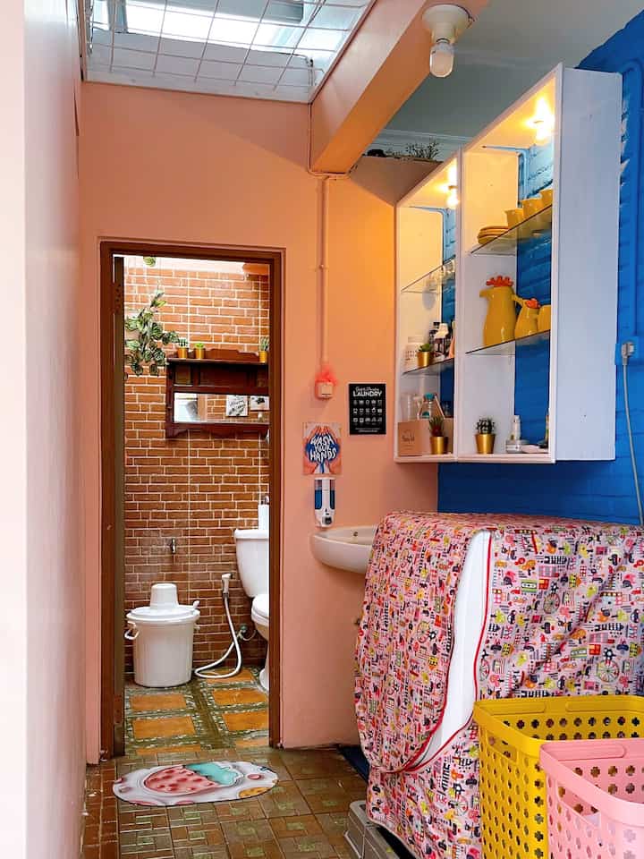 The laundry room next to the gallery room and the toilet next to the hall have had their walls changed color. Some accessories buy in offline and online stores. The concept of the Pendopo Toilet is natural vintage, as can be seen from the choice of floor and wall tiles, as well as the old stock. #rumahmamipink
#laundryroom #toilet #vintage #bohemian #mymamipink #inspiration