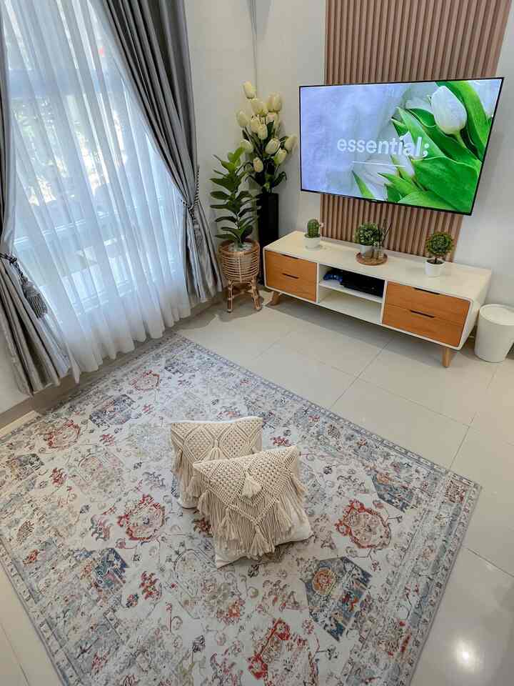 Ruang TV didalam sebuah kamar

Ruang tv kami adalah sebuah ruangan berukuran 3x3m persegi. Ruangan ini didominasi warna putih dengan sentuhan warna kayu dari wall panel memanjang di belakang tv sebagai back drop yang memunculkan kesan tinggi. Ruangan tv yang sederhana ini dilengkapi dengan tv 50 inc dan karpet serta bantal untuk duduk dan rebahan agar lebih nyaman ketika menonton tv.

#TVRoom #ruangtvminimalis #RoomDecor #rumahcluster #rumahdeveloper
#bandung #cimahi 
