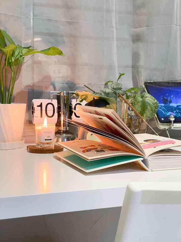 Lampu diruang kerja Greynaehaus menggunakan lampu bohlam LED warm white. Dan untuk cahaya tambahan biasanya aku juga menyalakan lilin aromatheraphy agar lebih warm dan lebih relax😌


#HomeLighting
#InspirasiLampu
#LightingDesign
#rumahdibandung
#rumahdeveloper
#rumahminimalis 