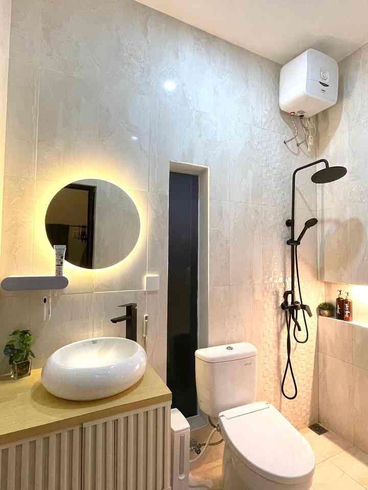 Lighting pada kamar mandi ini menjadi fokus utama saat kami merencanakan design awal.
Tujuannya ingin menciptakan ambiance yang berbeda dari ruangan lainnya, dan jujur kami sangat puas dengan hasilnya.
Pencahayaan kamar mandi ini menurut kami sangat sempurna dan sesuai keinginan. 
Semoga terinspirasi 😊


#homelighting
#inspirasilampu
#lightingdesign
#lampukamarmandi
#interiorkamarmandi