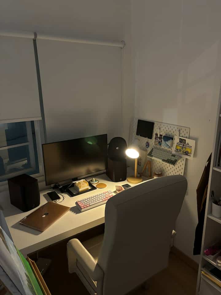 Lighting di Damaruma saat ini full menggunakan lampu ceiling karena sudah menggunakan lampu yang bisa diganti ganti warnanya, jadi bisa menyesuaikan kebutuhan ✨

Namun khusus untuk home office kami menggunakan lampu meja dan lilin sebagai penerangan, untuk membangun mood, relaxing dan focus agar lebih produktif 🌱

#HomeLighting #InspirasiLampu #LightingDesign #HomeOfficeIdeas #NightMood