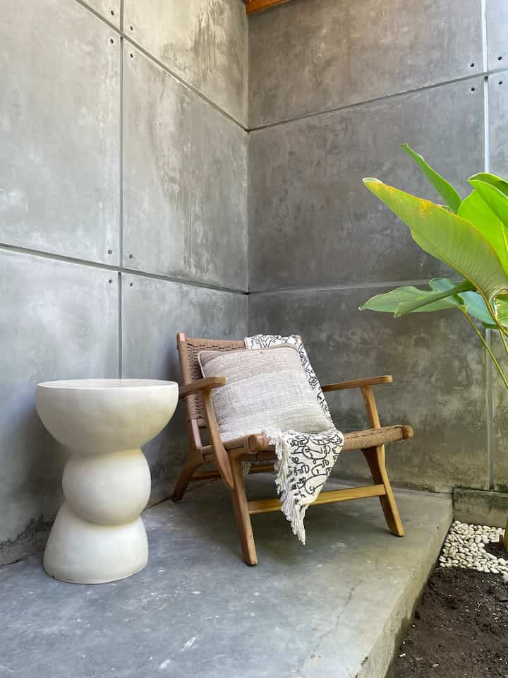 Spot santai ternyaman untuk wfh. Menggunakan lounge chair & bantal yang empuk sangat membantu untuk saya kaum bude-bude jompo. Nyaman & nggak cepet encok sis. Mejanya juga unik yaa. Styling dengan tema rustic di pojok industrial ternyata oke juga. Ada yang sepemikiran?

#japandiindustrial #industrialhouse #rumahtumbuh #tamantropis #terasindustrial