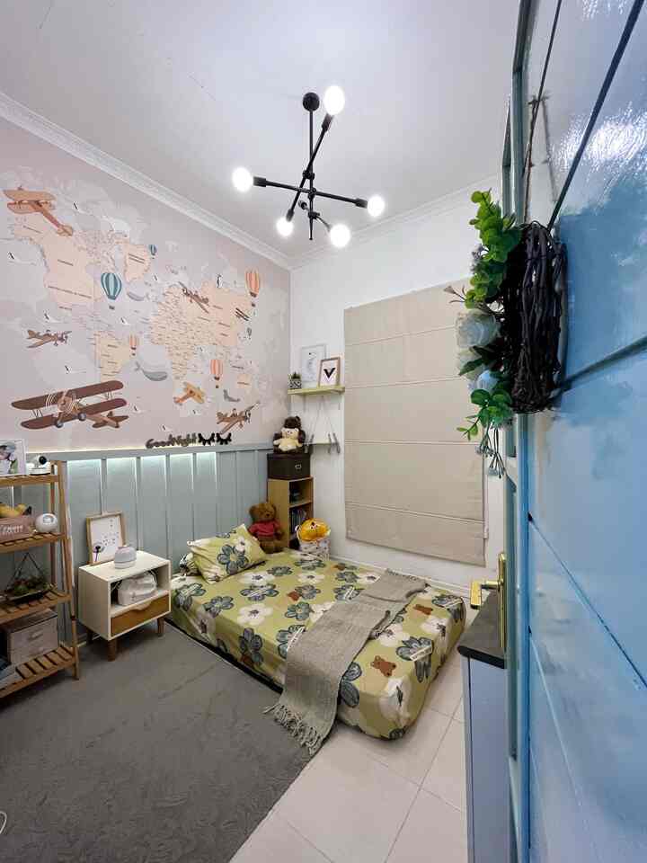 Lampu di kamar anak, aku memilih lampu gantung hitam yang menurut ku akan timeless mengikuti usia dia semoga awet, sebenernya lampunya warm, coba geser slide akan kelihatan lampu tidur nya. ada lampu proyektor juga yang bikin kamar akan penuh bintang #HomeLighting
#InspirasiLampu
#LightingDesign #Homedecor #dekorasirumah #homeinspiration #homeideas #interiorstyling #rumahcantik #desainrumah #inspirasirumah #desainrumahminimalis #desainrumah #rumahminimalis  #vintagehome #modernfarmhouse #rumahyasmine