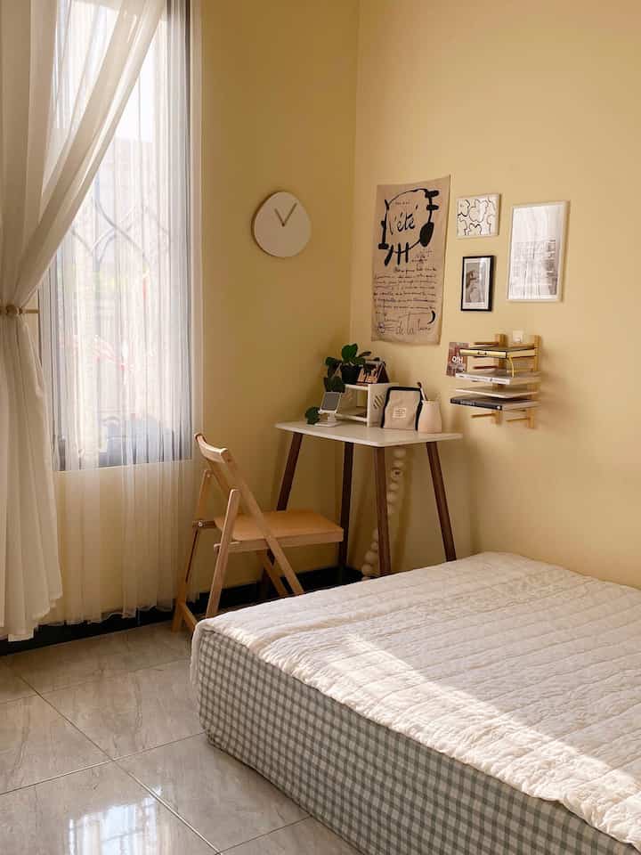 Rasanya dapet sinmat pagi setelah semingguan mendung tu happy banget deh ☀️

#naturallight
#bedroomideas
#bedroominspo
#aestheticcorner
#workdeskideas